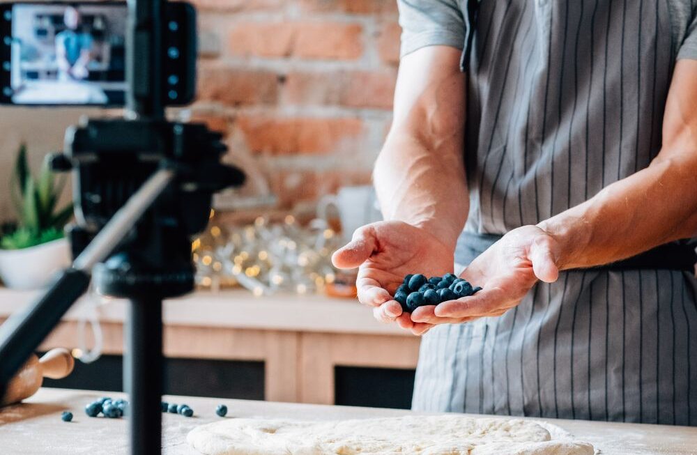 Short-form doesn’t mean short-sighted We create snackable videos that perform on mute, loop on Insta, and make your audience tap “share.”